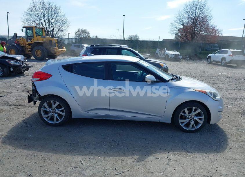 Photo 13 of 2017 Hyundai Veloster (VIN KMHTC6AD2HU306089)