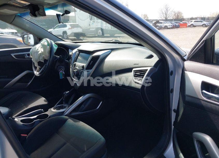 Photo 5 of 2017 Hyundai Veloster (VIN KMHTC6AD2HU306089)