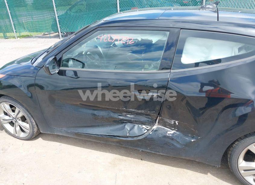 Photo 6 of 2013 Hyundai Veloster BASE W/BLACK (VIN KMHTC6AD5DU084996)