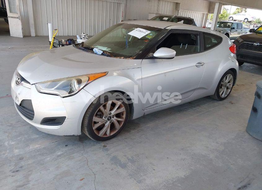 Photo 2 of 2016 Hyundai Veloster (VIN KMHTC6AD5GU262541)