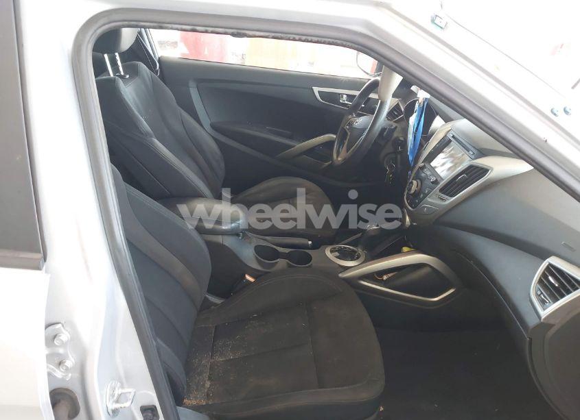 Photo 5 of 2016 Hyundai Veloster (VIN KMHTC6AD5GU262541)