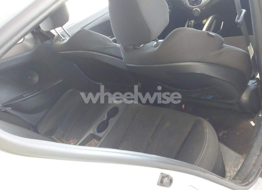 Photo 8 of 2016 Hyundai Veloster (VIN KMHTC6AD5GU262541)