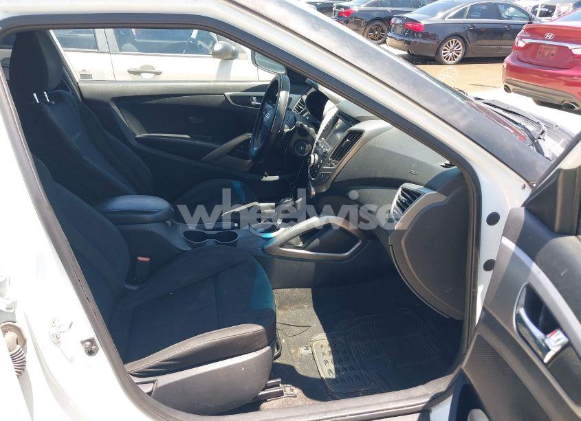 Photo 5 of 2016 Hyundai Veloster (VIN KMHTC6AD6GU282183)