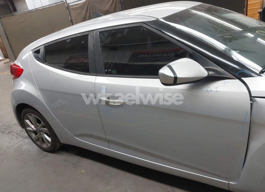 Photo 13 of 2016 Hyundai Veloster (VIN KMHTC6AD8GU299664)