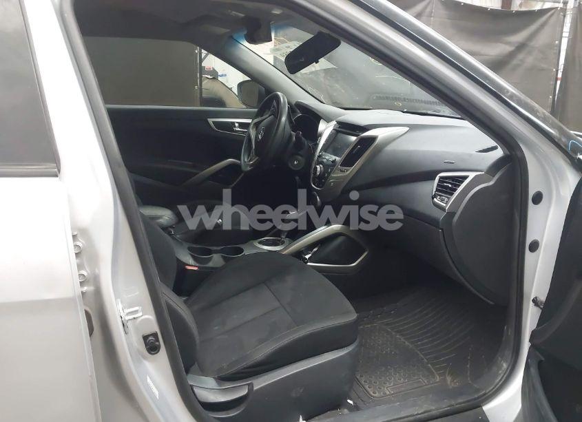 Photo 5 of 2016 Hyundai Veloster (VIN KMHTC6AD8GU299664)