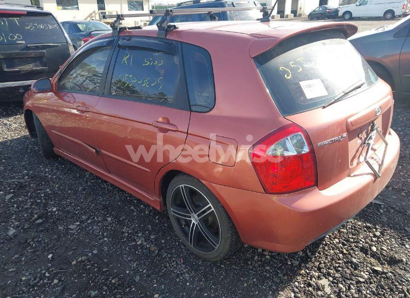 Photo 3 of 2007 Kia Spectra5 SX (VIN KNAFE161175000567)