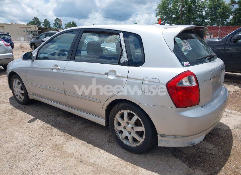 Photo 3 of 2006 Kia Spectra5 (VIN KNAFE161X65369717)