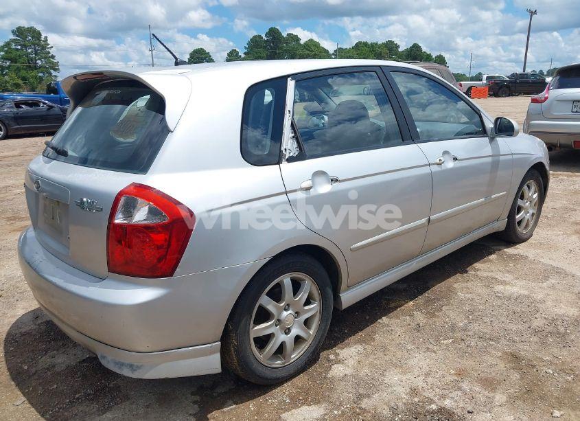 Photo 4 of 2006 Kia Spectra5 (VIN KNAFE161X65369717)