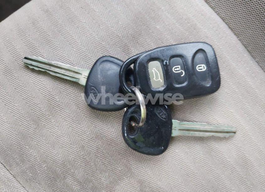 Photo 11 of 2008 Kia Rondo LX V6 (VIN KNAFG526387170843)