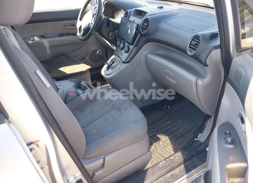 Photo 5 of 2009 Kia Rondo LX (VIN KNAFG529597262211)