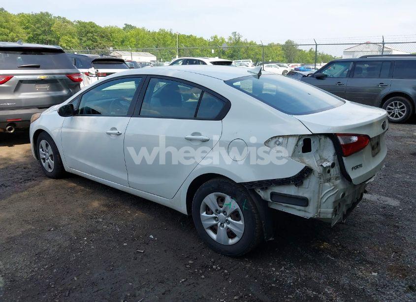 Photo 3 of 2016 Kia Forte LX (VIN KNAFK4A62G5445929)