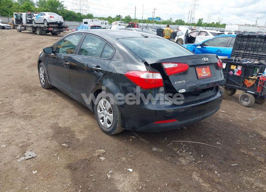 Photo 3 of 2016 Kia Forte LX (VIN KNAFK4A63G5612685)