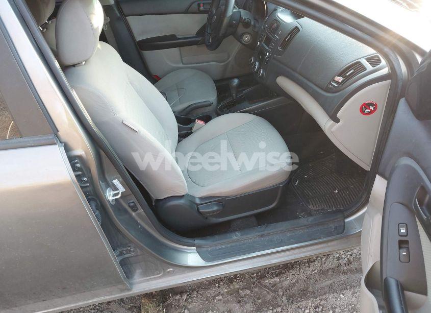 Photo 5 of 2010 Kia Forte EX (VIN KNAFU4A21A5860304)