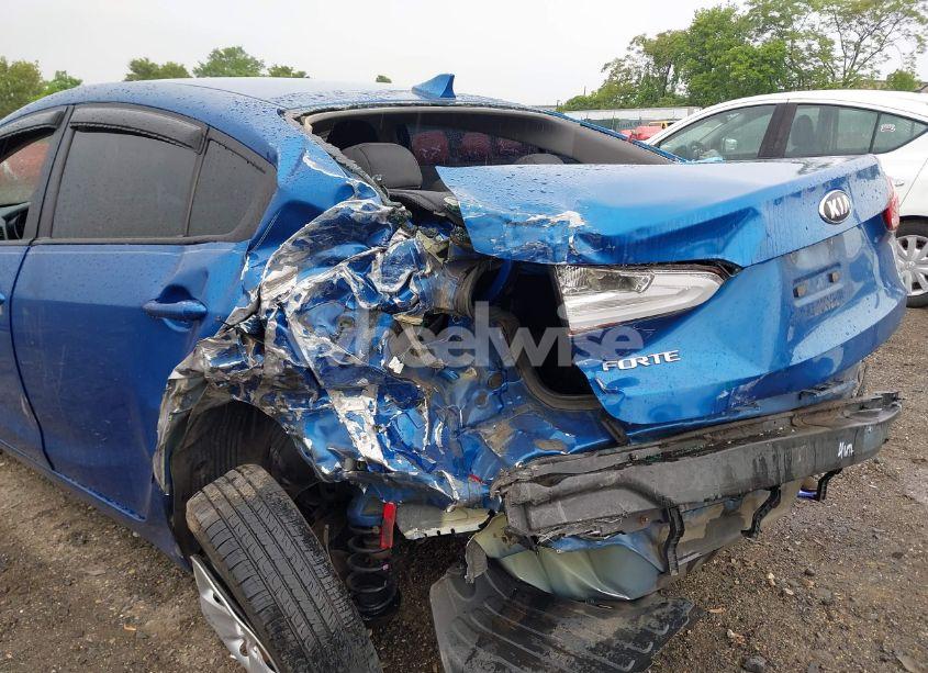 Photo 6 of 2015 Kia Forte LX (VIN KNAFX4A60F5259581)