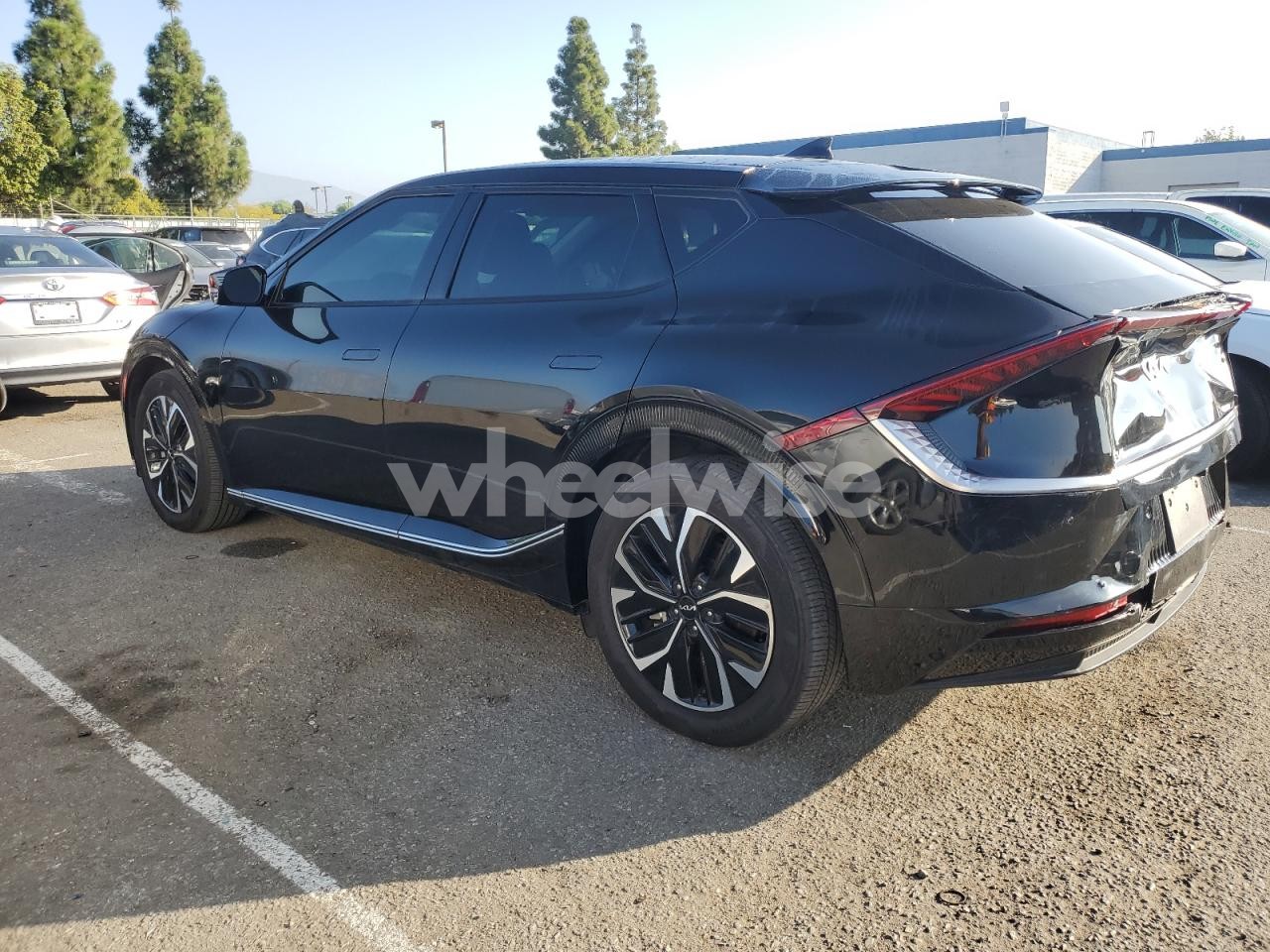 Photo 2 of 2022 KIA EV6 LIGHT (VIN KNDC34LA6N5043171)