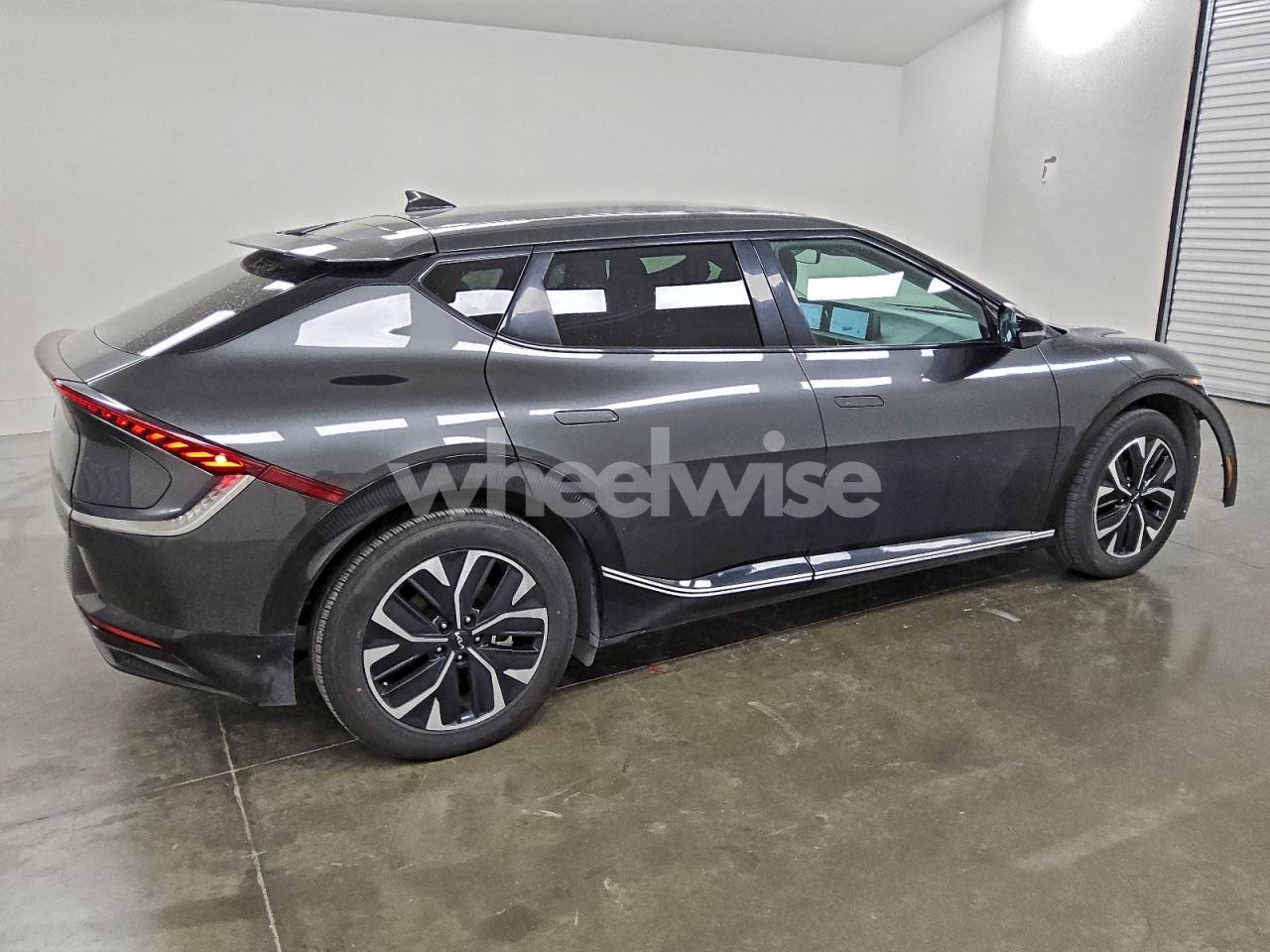 Photo 3 of 2024 KIA EV6 LIGHT (VIN KNDC34LA9R5194625)