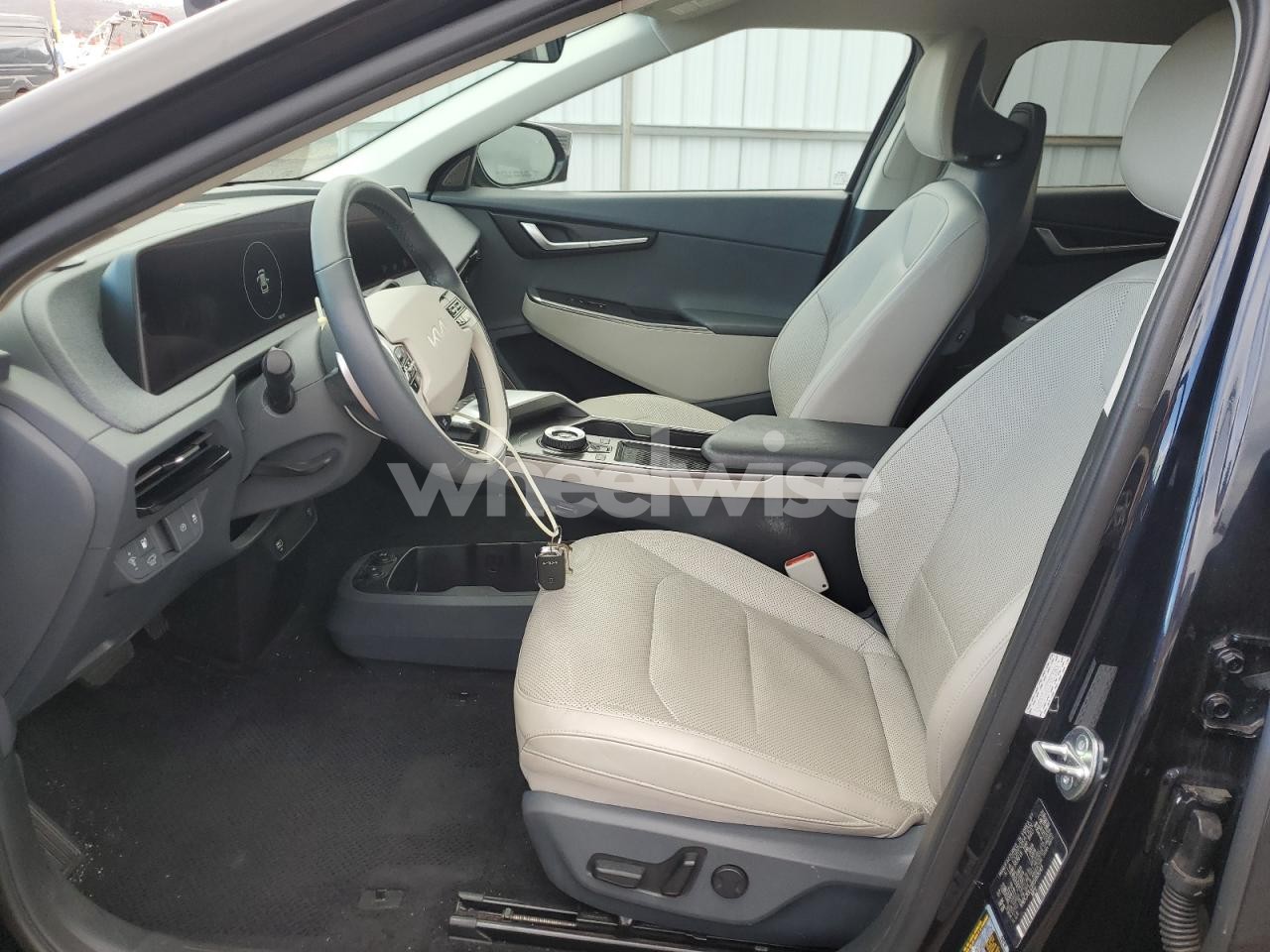 Photo 7 of 2024 KIA EV6 LIGHT (VIN KNDC3DLCXR5163045)