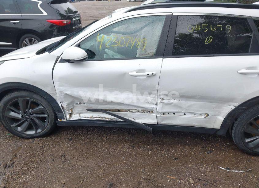 Photo 13 of 2017 Kia Niro EX (VIN KNDCC3LC8H5045679)