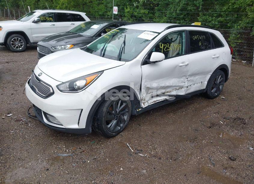 Photo 2 of 2017 Kia Niro EX (VIN KNDCC3LC8H5045679)