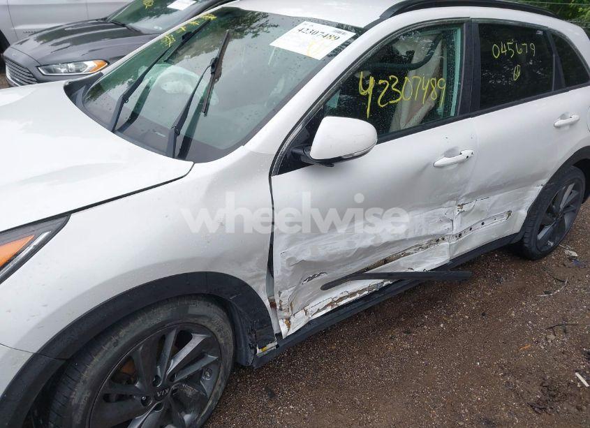 Photo 6 of 2017 Kia Niro EX (VIN KNDCC3LC8H5045679)