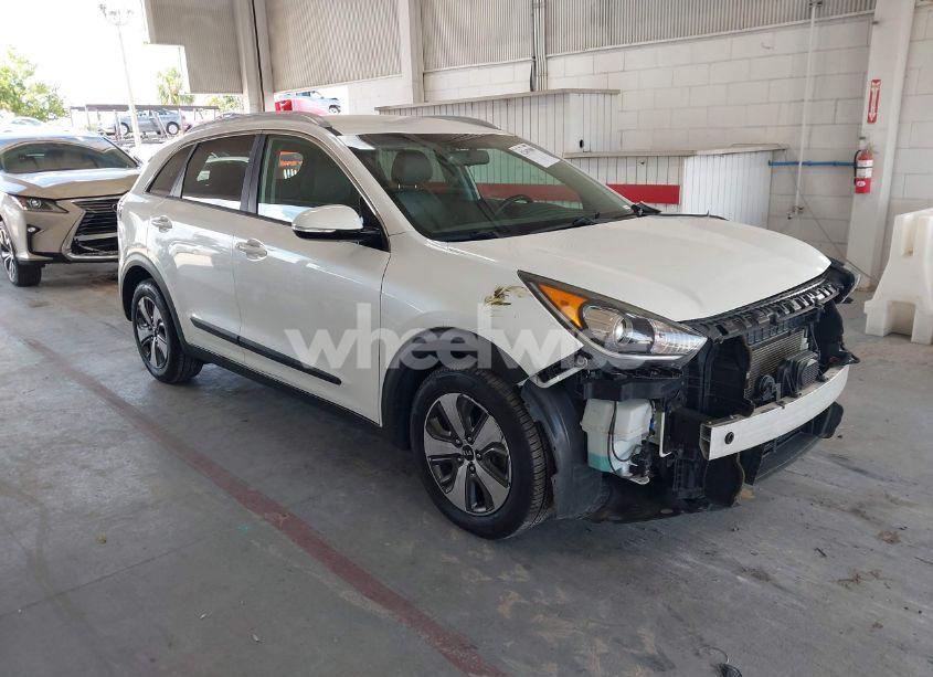 2017 Kia Niro EX (VIN KNDCC3LCXH5095810) main photo