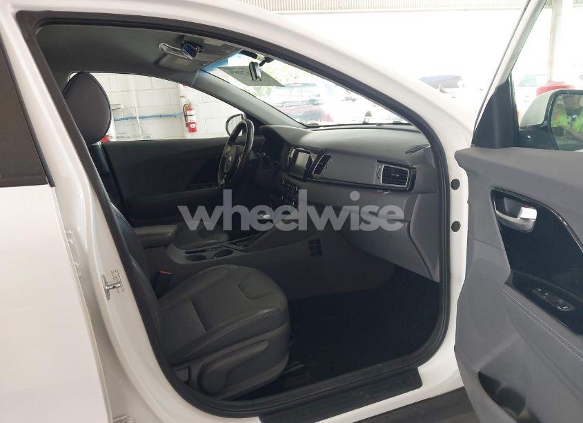 Photo 5 of 2017 Kia Niro EX (VIN KNDCC3LCXH5095810)