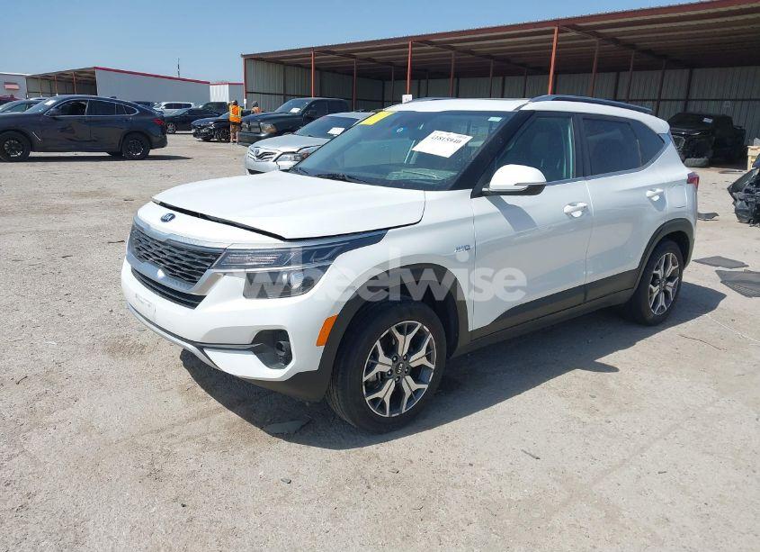 Photo 2 of 2021 Kia Seltos EX (VIN KNDERCAA4M7165986)