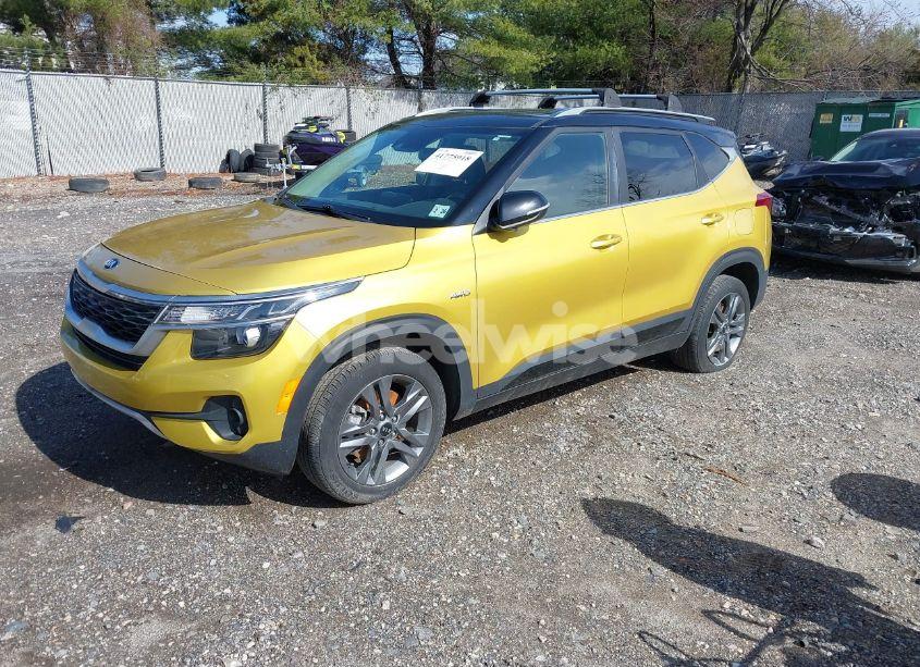 Photo 2 of 2021 Kia Seltos S (VIN KNDEUCAA3M7168117)