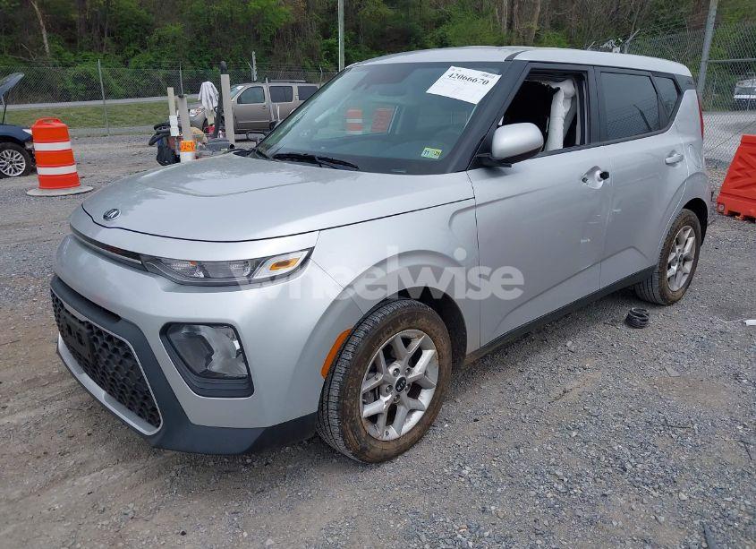 Photo 2 of 2021 Kia Soul S (VIN KNDJ23AU1M7737755)