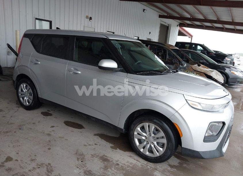 2020 Kia Soul LX (VIN KNDJ23AU2L7083220) main photo