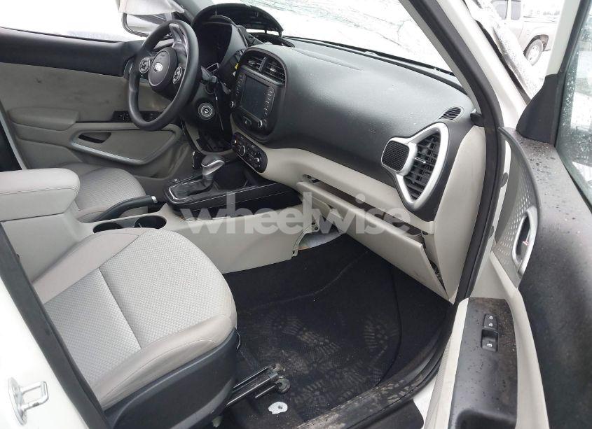Photo 5 of 2021 Kia Soul LX (VIN KNDJ23AU2M7143241)