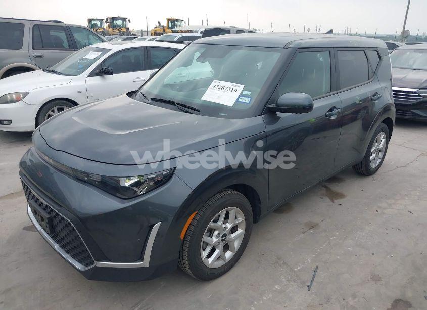 Photo 2 of 2024 Kia Soul LX (VIN KNDJ23AU2R7898770)