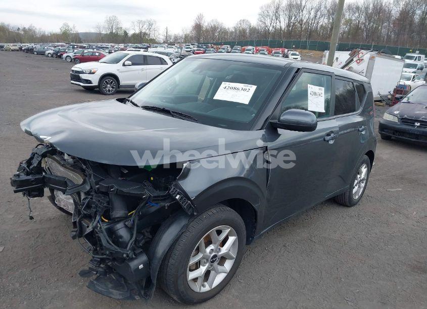 Photo 2 of 2022 Kia Soul LX (VIN KNDJ23AU3N7828205)