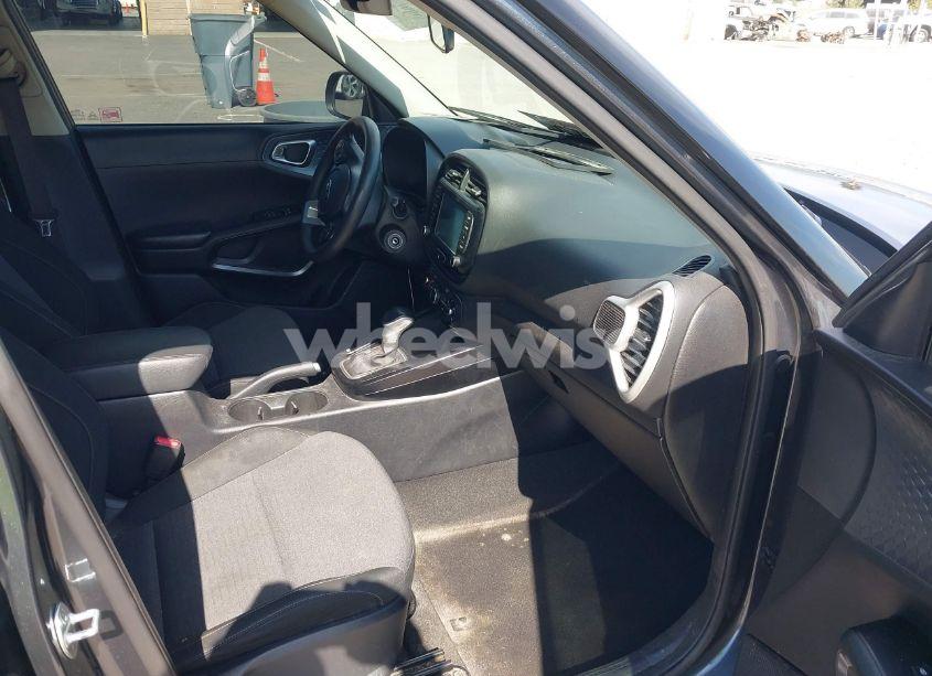 Photo 5 of 2020 Kia Soul S (VIN KNDJ23AU6L7722022)