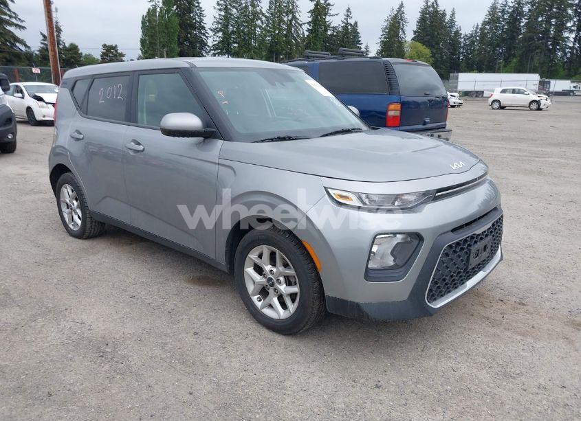2022 Kia Soul LX (VIN KNDJ23AU7N7825856) main photo
