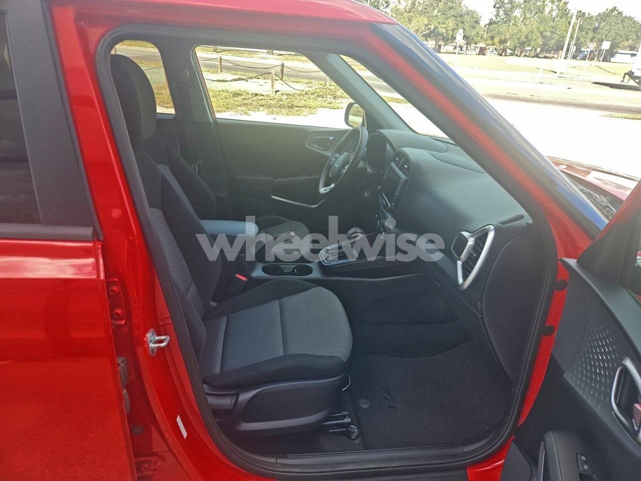 Photo 5 of 2024 KIA SOUL LX (VIN KNDJ23AU8R7218371)
