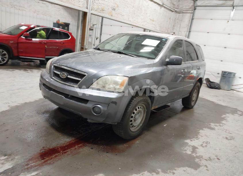 Photo 2 of 2003 Kia Sorento EX/LX (VIN KNDJC733035036188)