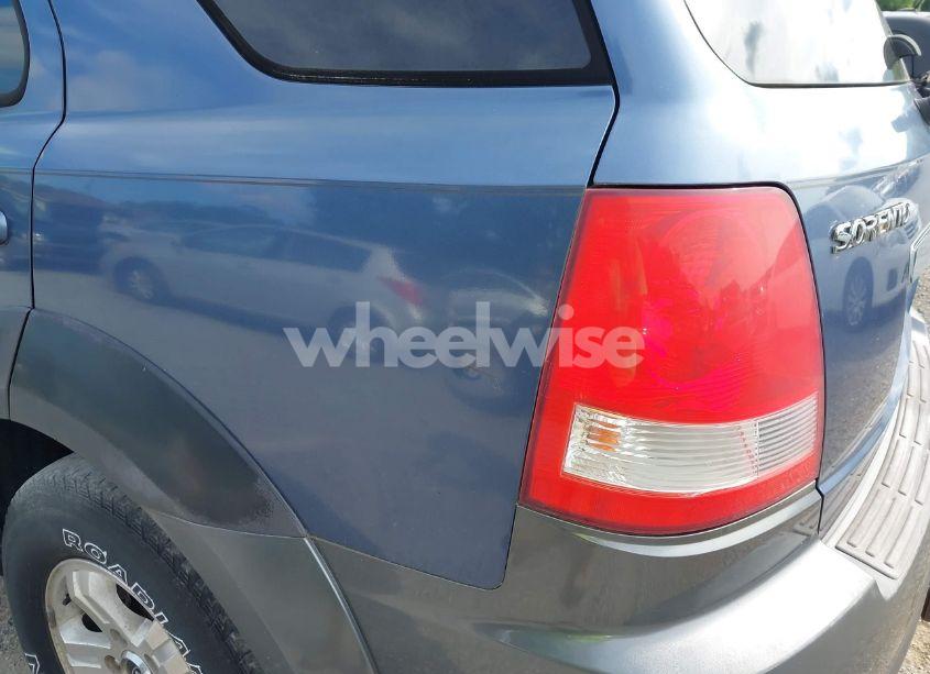 Photo 12 of 2003 Kia Sorento EX/LX (VIN KNDJC733635063511)