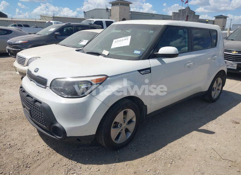 Photo 2 of 2016 Kia Soul (VIN KNDJN2A21G7296276)