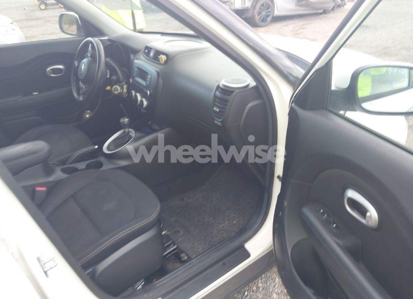 Photo 5 of 2016 Kia Soul (VIN KNDJN2A21G7405562)