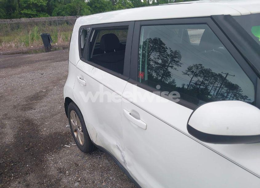 Photo 6 of 2016 Kia Soul (VIN KNDJN2A21G7405562)