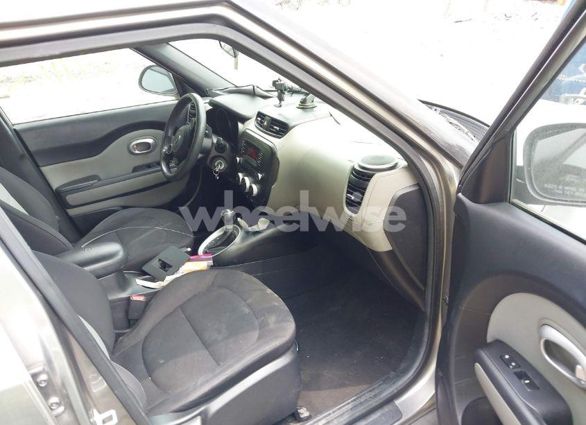 Photo 5 of 2015 Kia Soul (VIN KNDJN2A22F7124160)