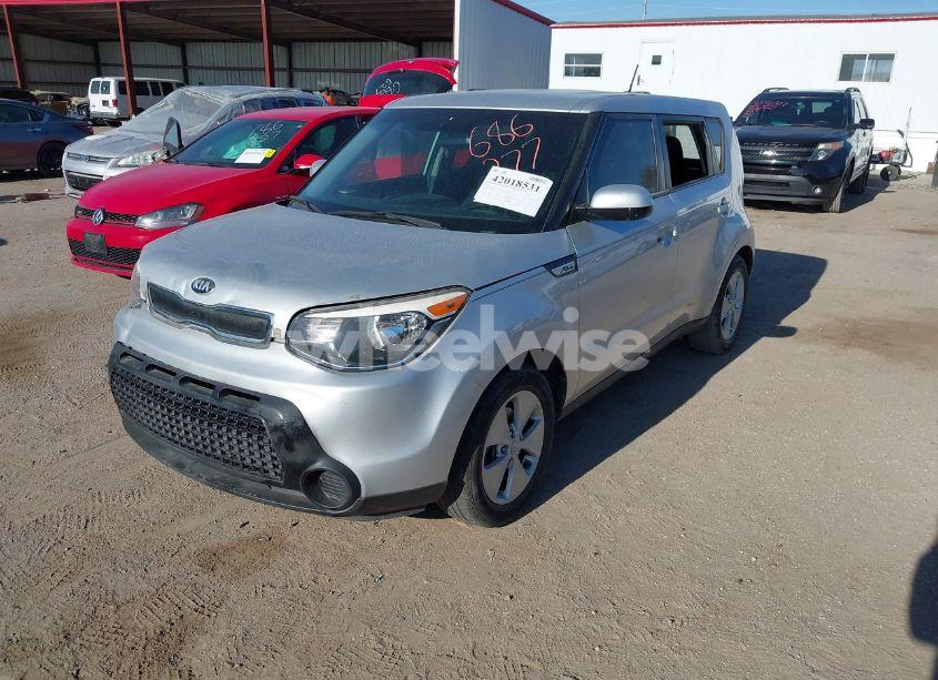 Photo 2 of 2016 Kia Soul (VIN KNDJN2A22G7850456)