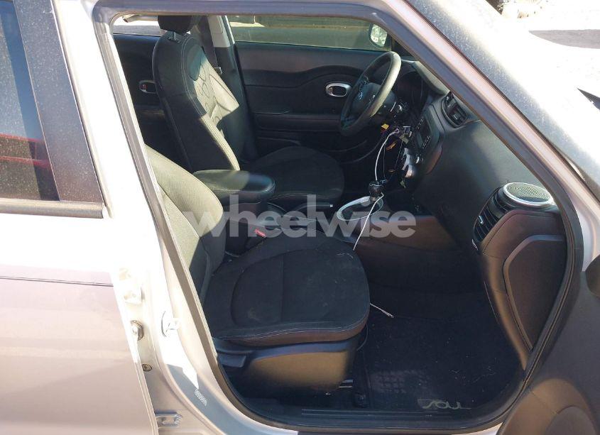 Photo 5 of 2016 Kia Soul (VIN KNDJN2A22G7850456)