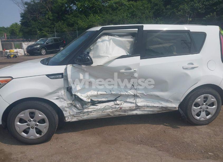 Photo 6 of 2015 Kia Soul (VIN KNDJN2A23F7127360)