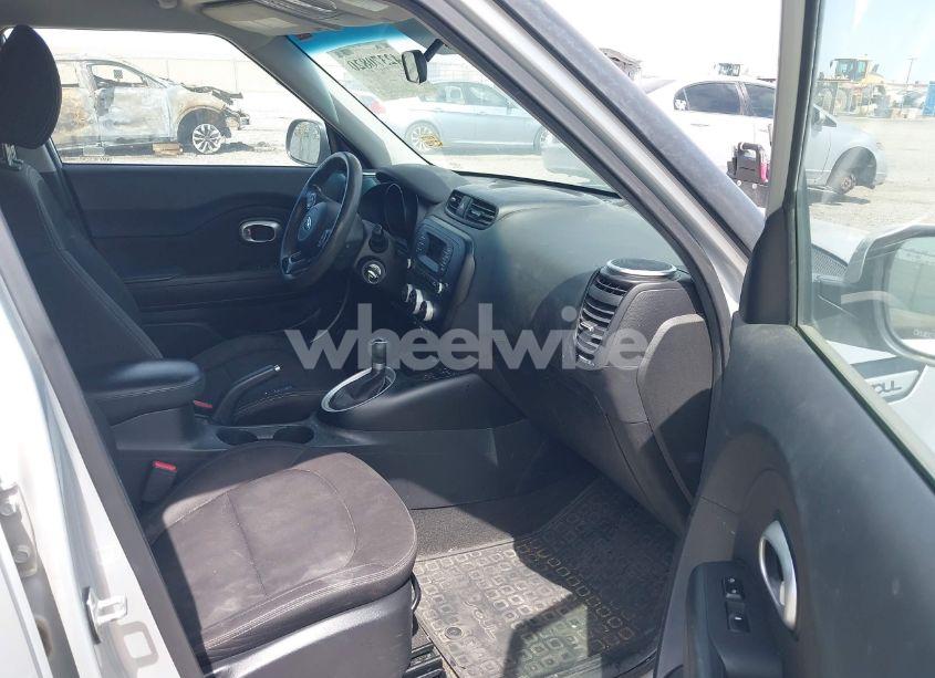 Photo 5 of 2016 Kia Soul (VIN KNDJN2A23G7835318)