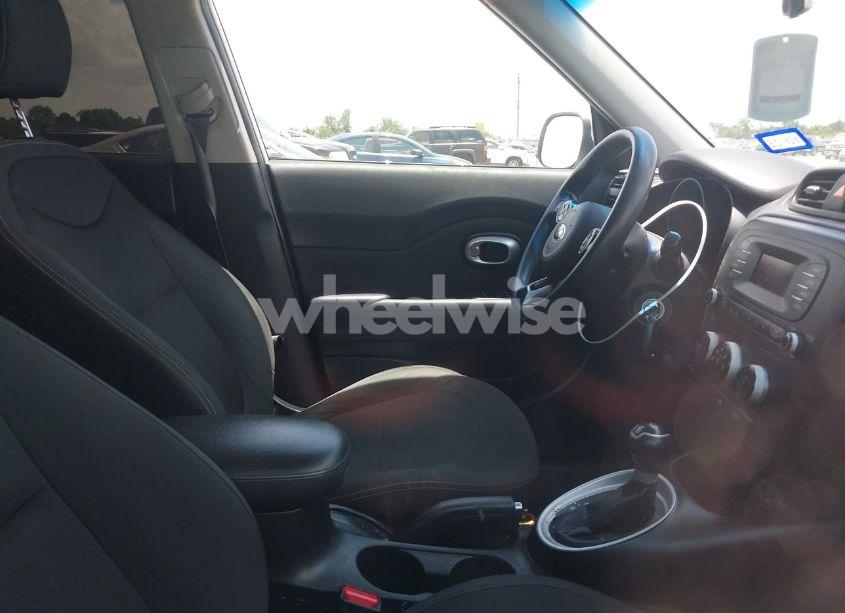 Photo 5 of 2014 Kia Soul (VIN KNDJN2A24E7028951)