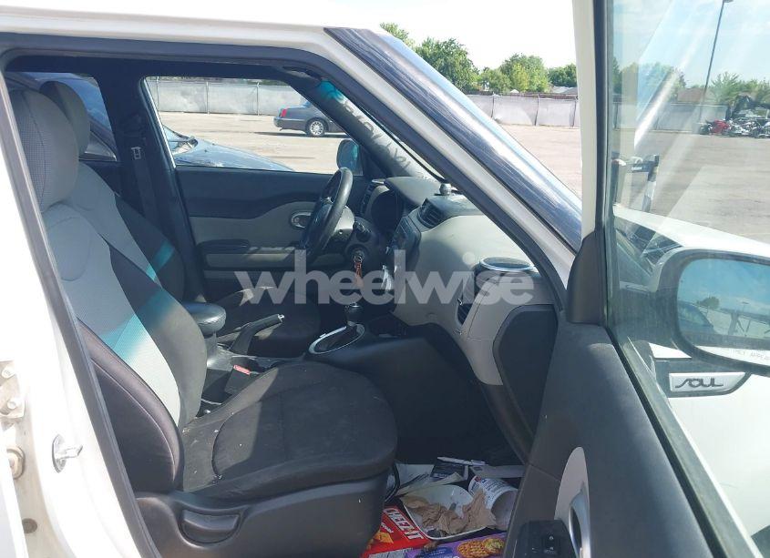 Photo 5 of 2015 Kia Soul (VIN KNDJN2A24F7221196)