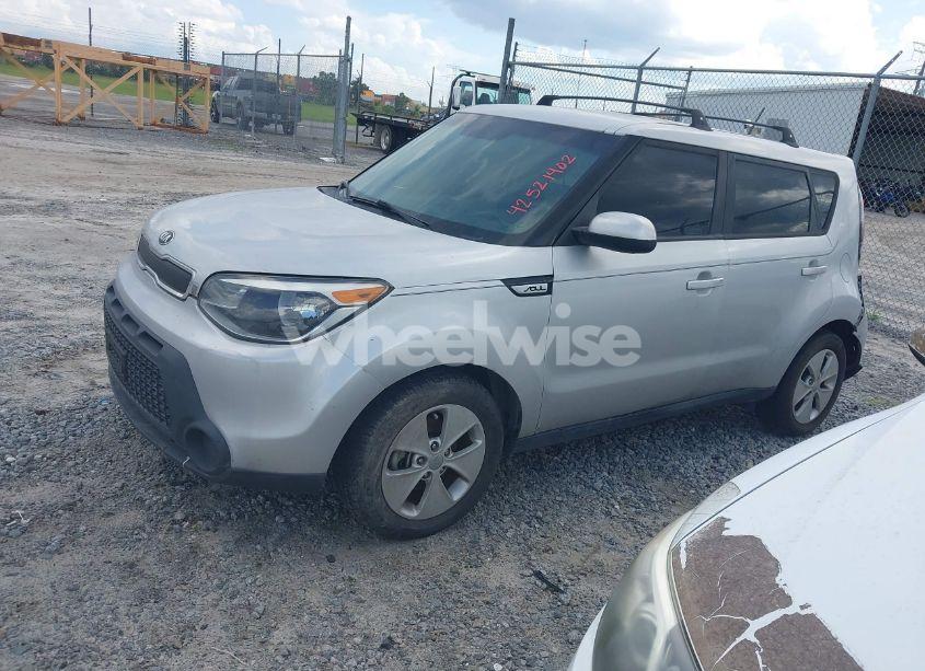 Photo 2 of 2015 Kia Soul (VIN KNDJN2A24F7747828)