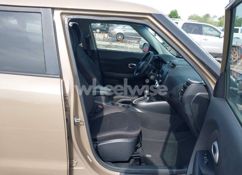 Photo 5 of 2016 Kia Soul (VIN KNDJN2A24G7295350)